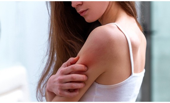Swędzenie skóry – przyczyny i sposoby na łagodzenie