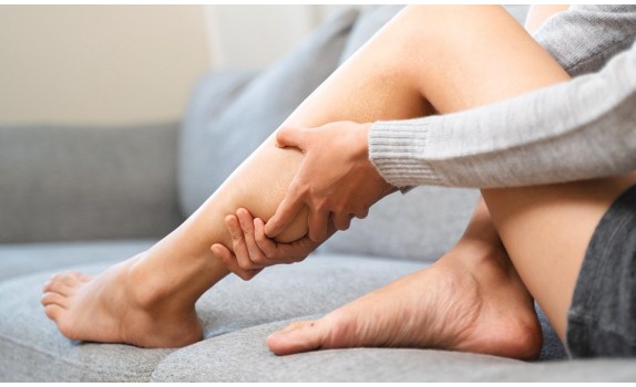 Skurcze nóg – przyczyny i domowe sposoby