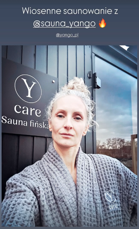 Kobieta w szlafroku robiąca selfie przed Sauną YANGO