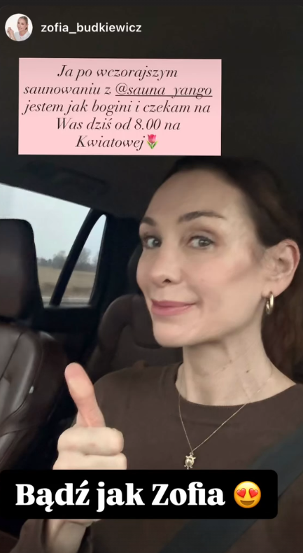 Kobieta w samochodzie z kciukiem do góry