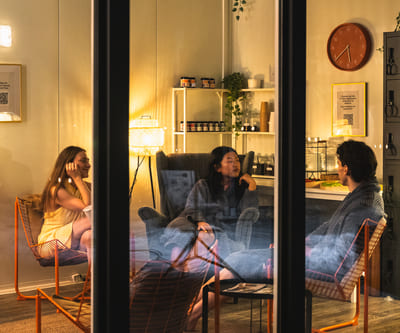 Kobieta w strefie relaksu w Saunie YANGO