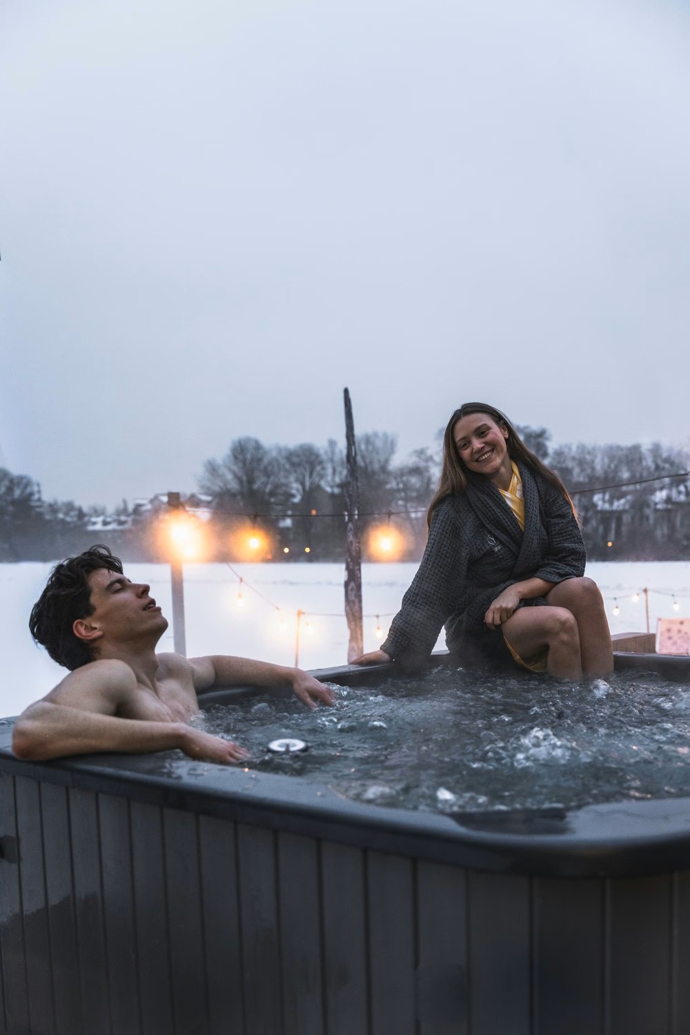 Mężczyzna i kobieta siedzący w jacuzzi z hydromasażem