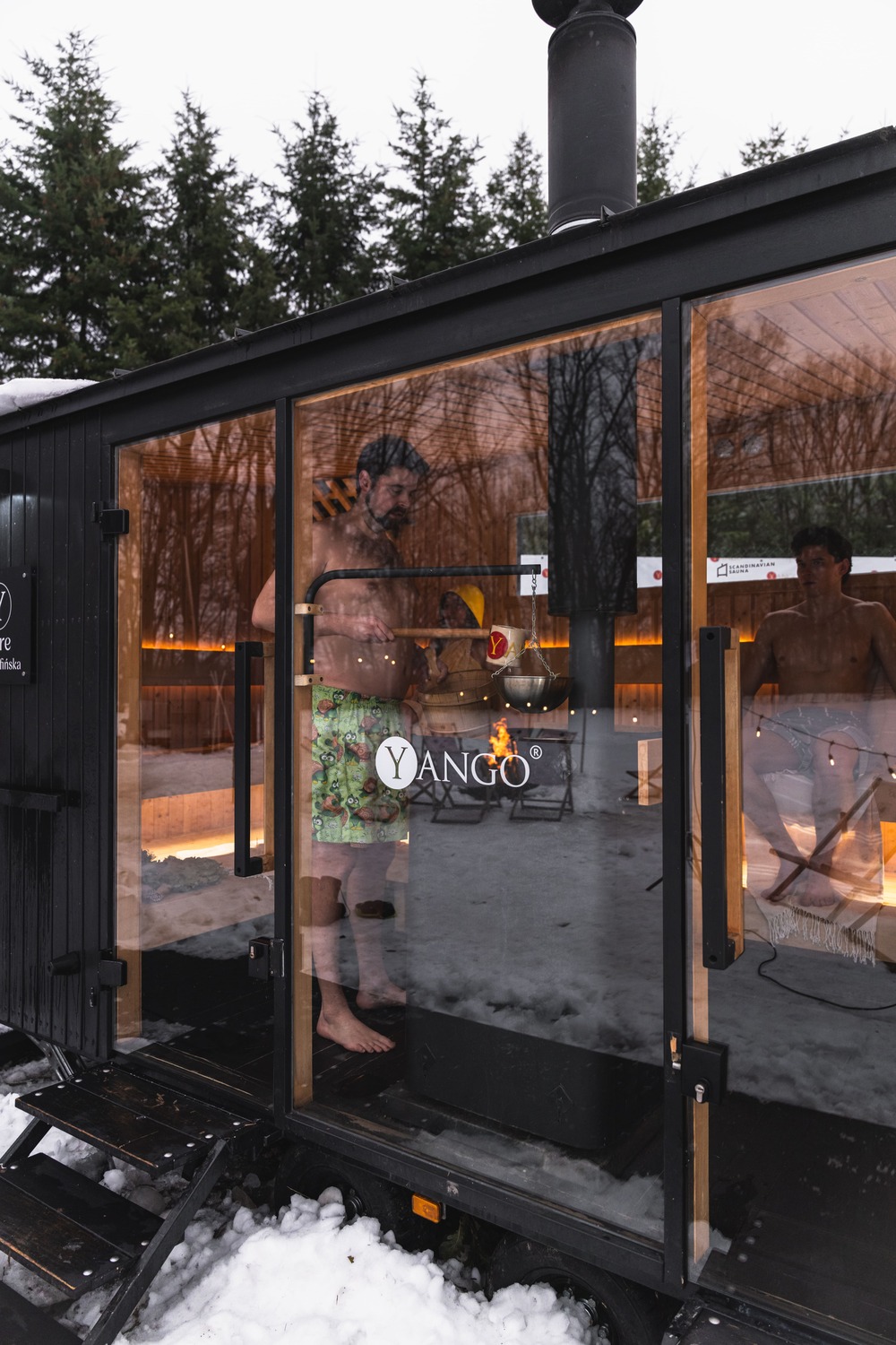 Sanuamistrz w saunie podczas ceremoni saunowej